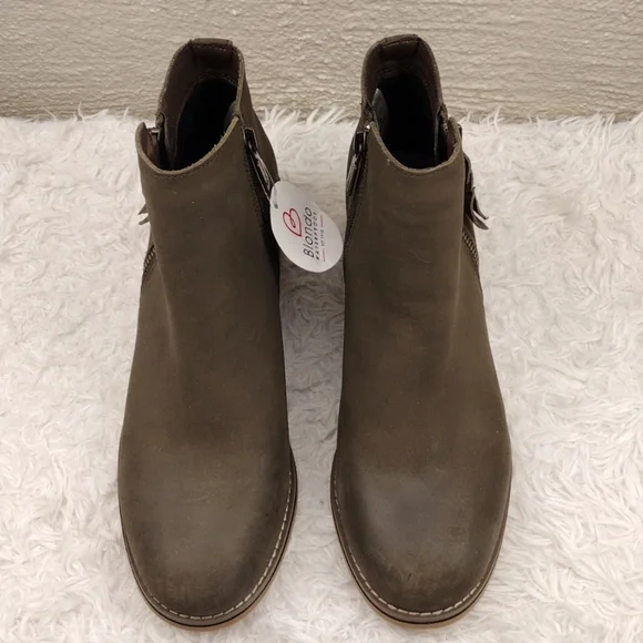 Blondo Empeigne Cuir Green Suede Leather Almond Toe Chunky Heel Ankle Boot NWT - Picture 3 of 16